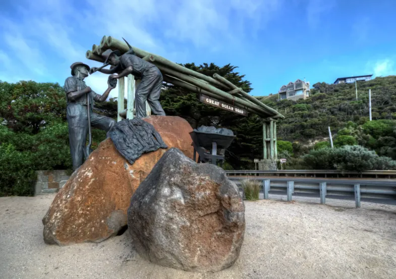 Explore the Great Ocean Road Memorial Arch