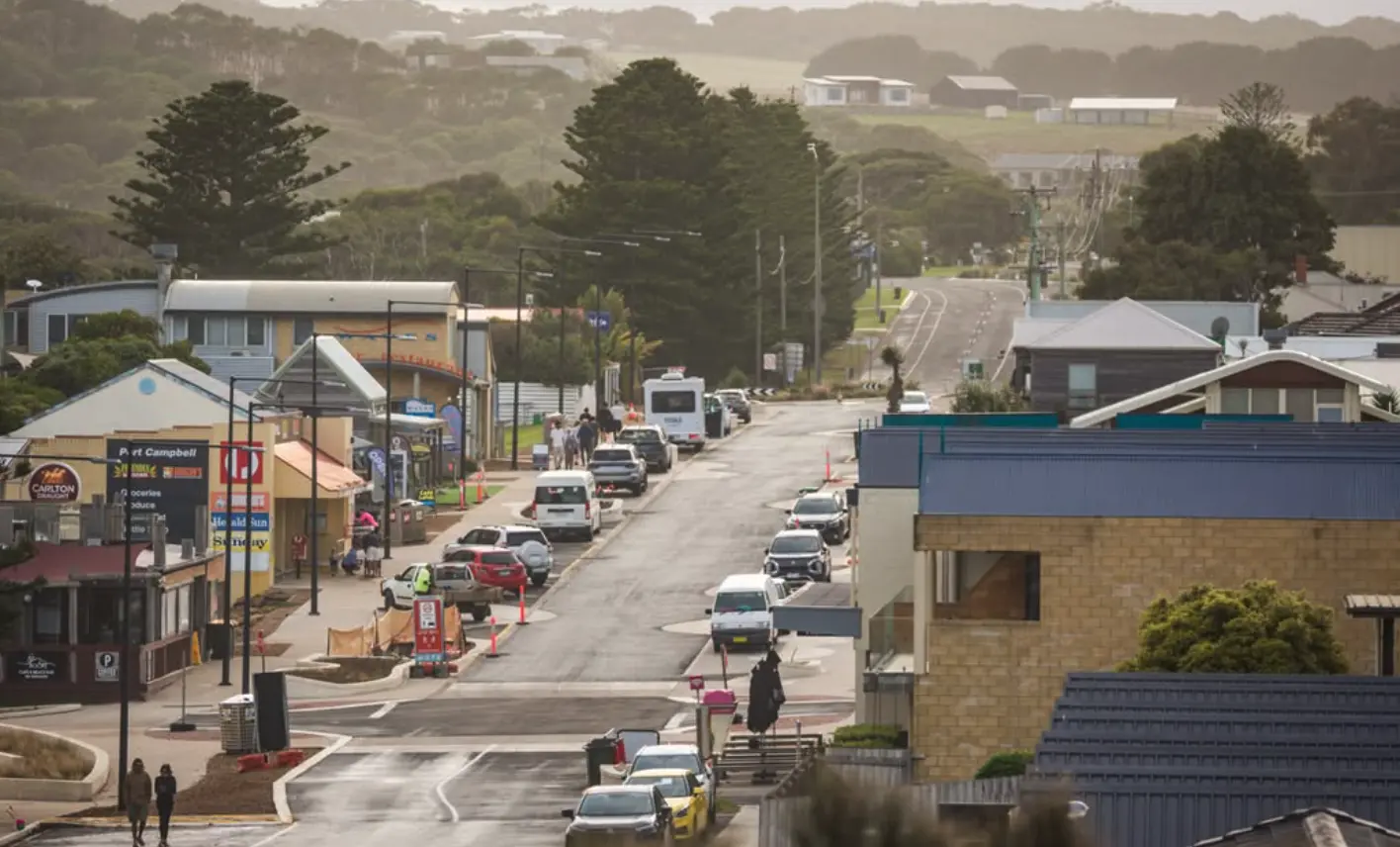 Towns near Urquhart Bluff
